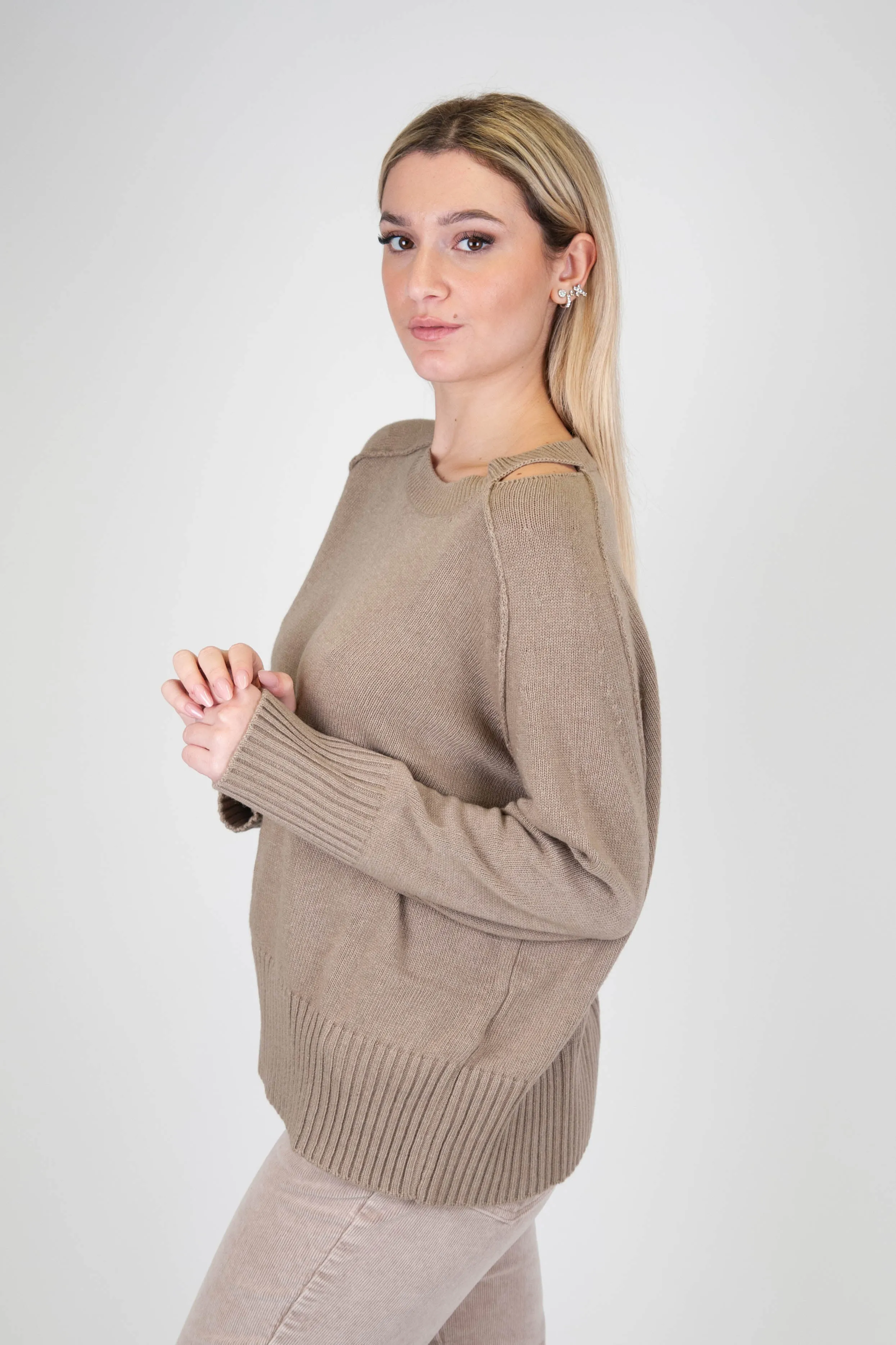 Tensione in - Maglia con foro sulla spalla in misto lana e cashmere